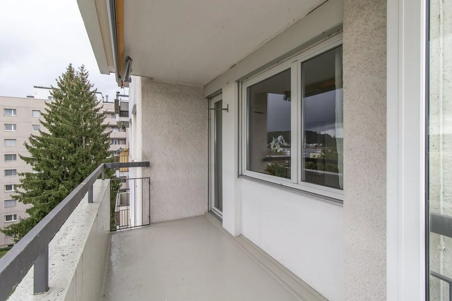 Bel appartement de 3.5 pièces avec balcon et environnement verdoyant - Photo 9 sur 10