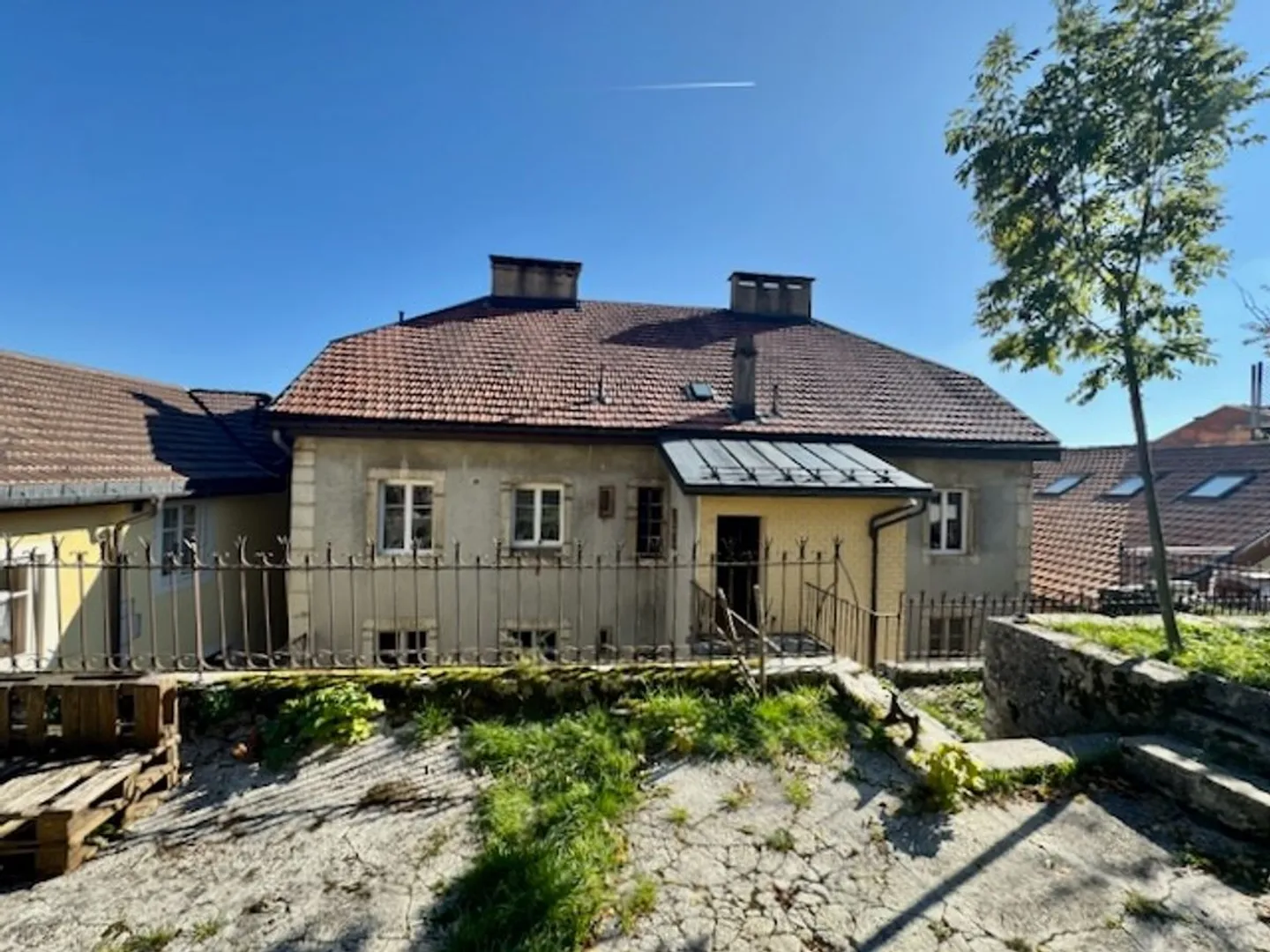 In esclusiva - Edificio misto nel cuore di Ponts-de-Martel - CHF 800'000.- - Foto 2 di 9