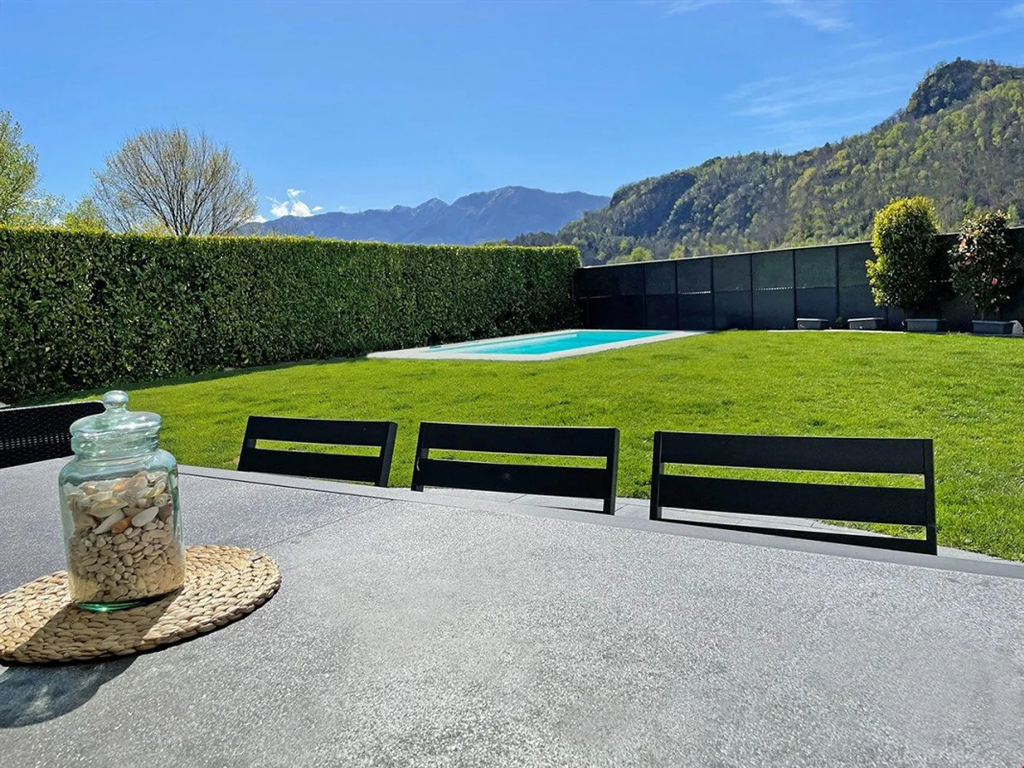 Villa con piscina e prato all'inglese, ampio parcheggio - Foto 1 di 13