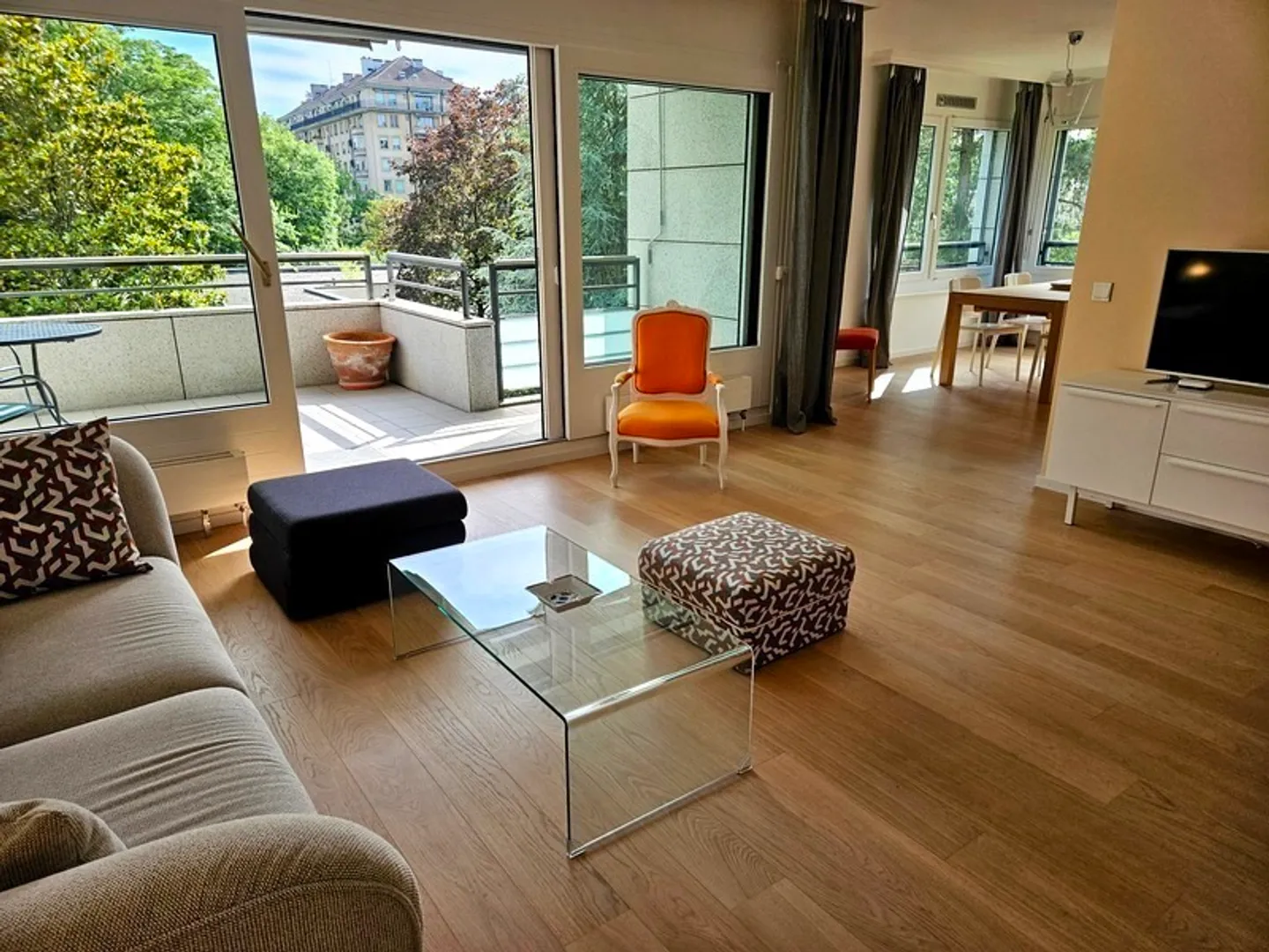 4-ROOM APARTMENT IN GENEVA - EAUX-VIVES, FURNISHED - Photo 1 of 10