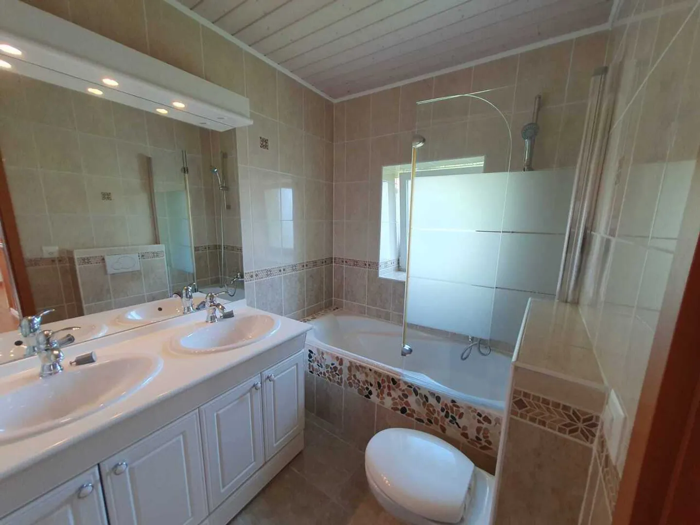 Row house for rent - Photo 11 of 14