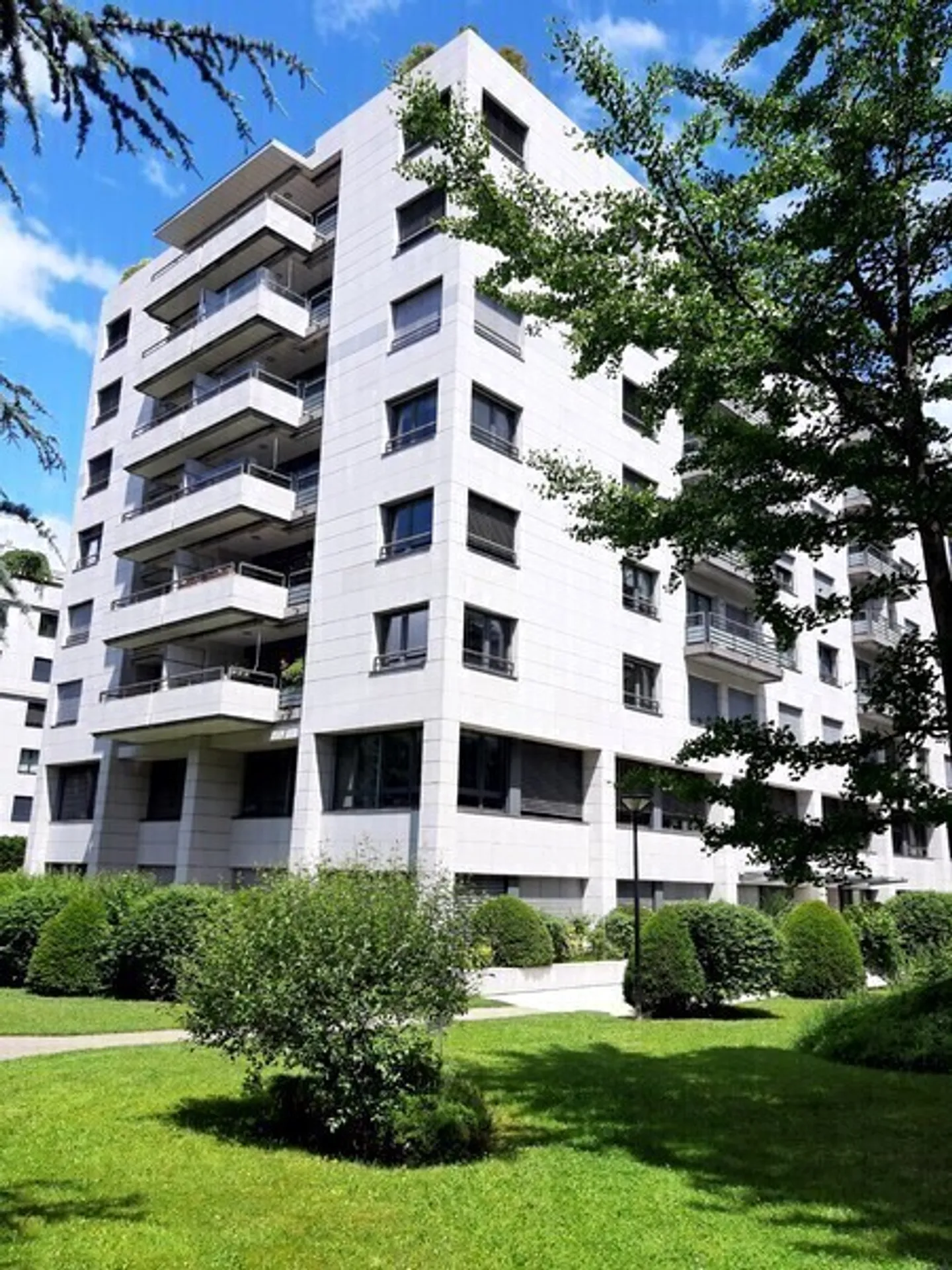 4-ROOM APARTMENT IN GENEVA - EAUX-VIVES, FURNISHED - Photo 8 of 10