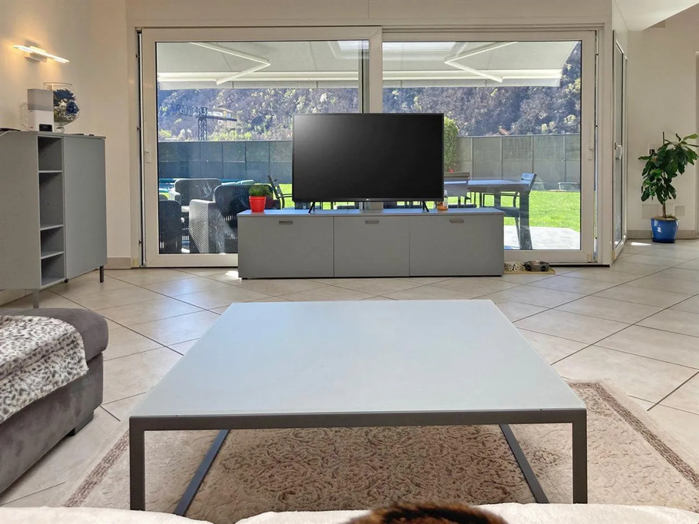 Villa con piscina e prato all'inglese, ampio parcheggio - Foto 7 di 13