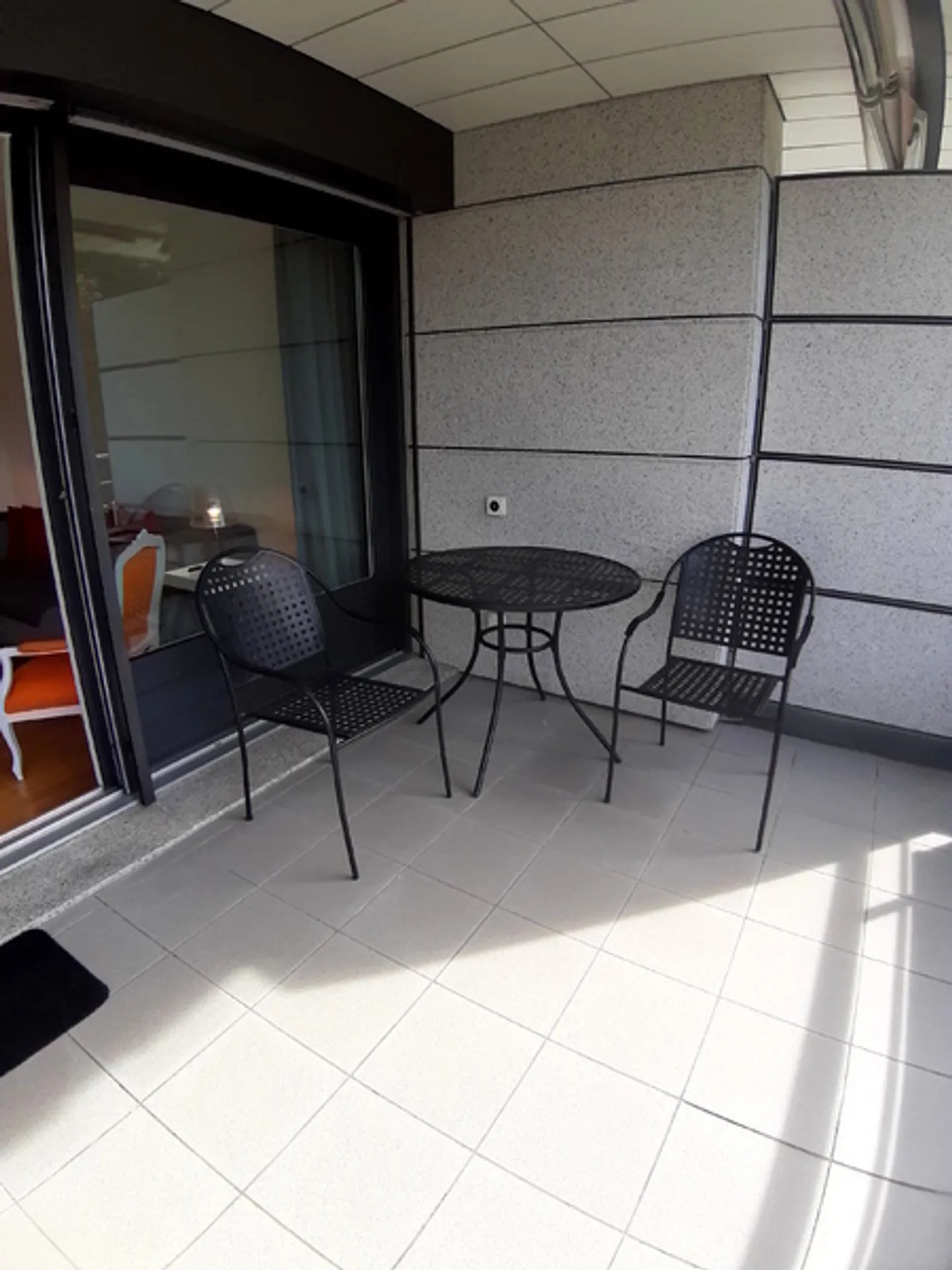 4-ROOM APARTMENT IN GENEVA - EAUX-VIVES, FURNISHED - Photo 2 of 10