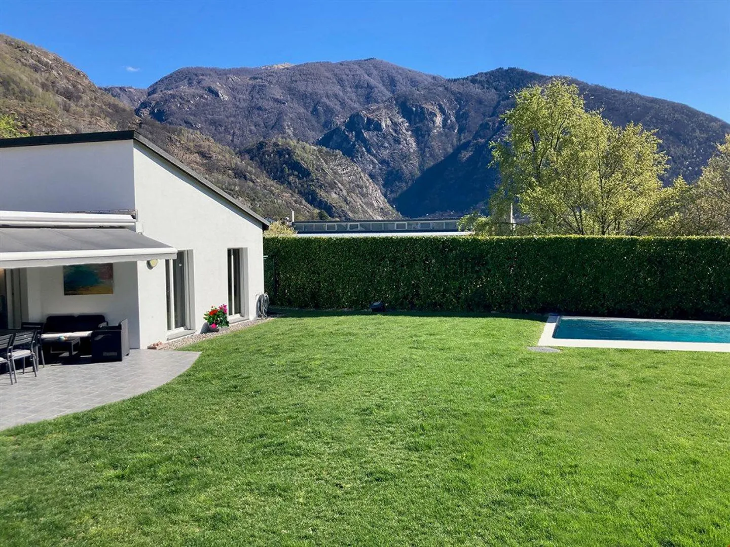 Villa con piscina e prato all'inglese, ampio parcheggio - Foto 13 di 13