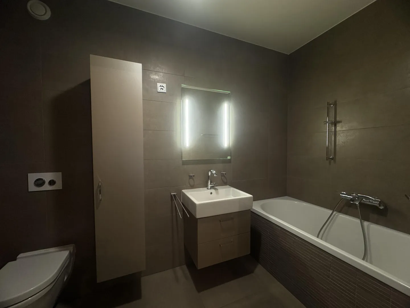 Secure Apartment with Terrace - Photo 11 of 13