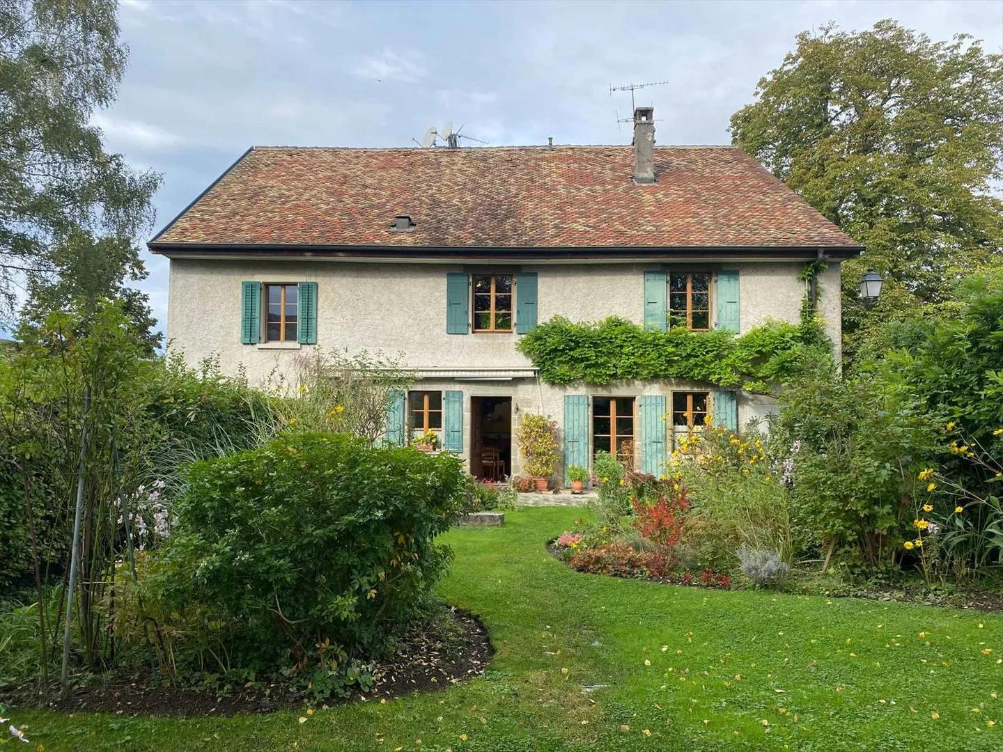 Exclusive: Farm with multiple apartments - Photo 2 of 3