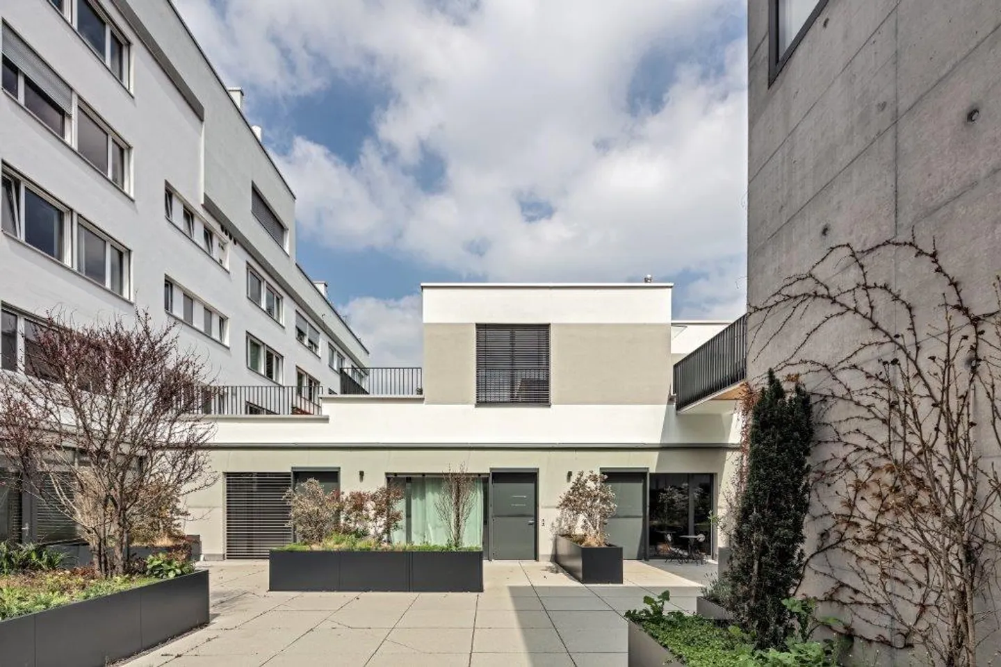 Top modern apartment in a central location in Zurich-Altstetten - Photo 1 of 6