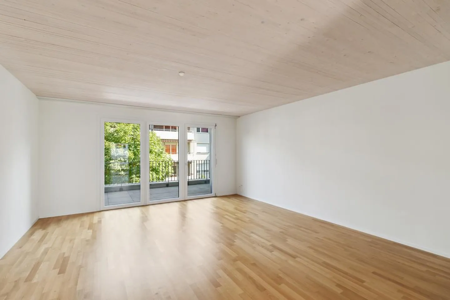 Top modern apartment in a central location in Zurich-Altstetten - Photo 3 of 6