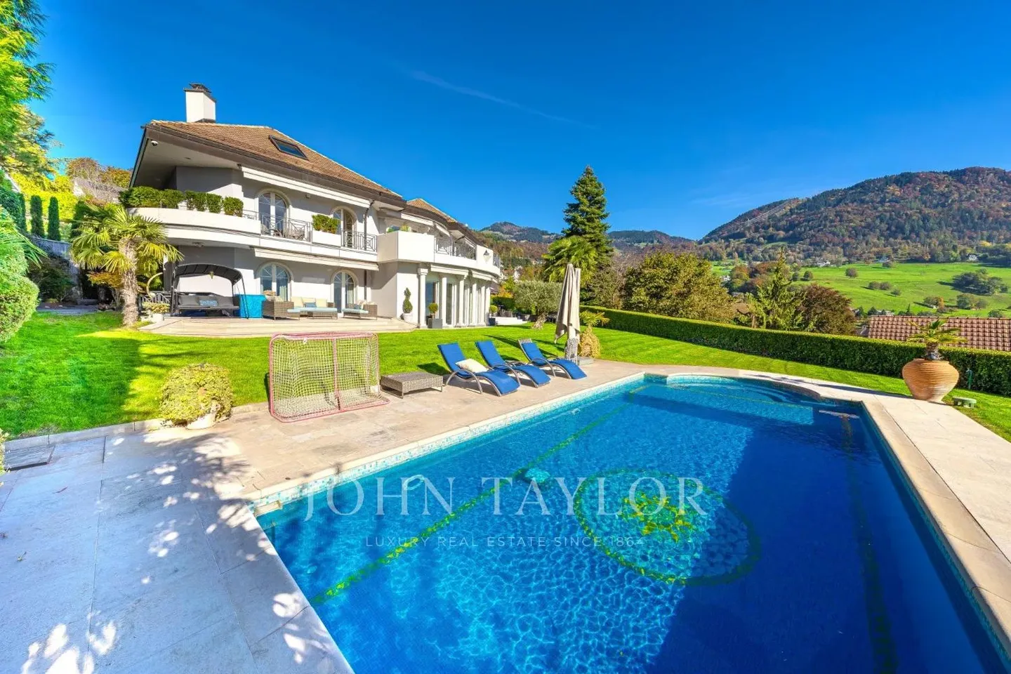 Propriété de luxe avec piscine et vue exceptionnelle sur le lac - Photo 1 sur 13