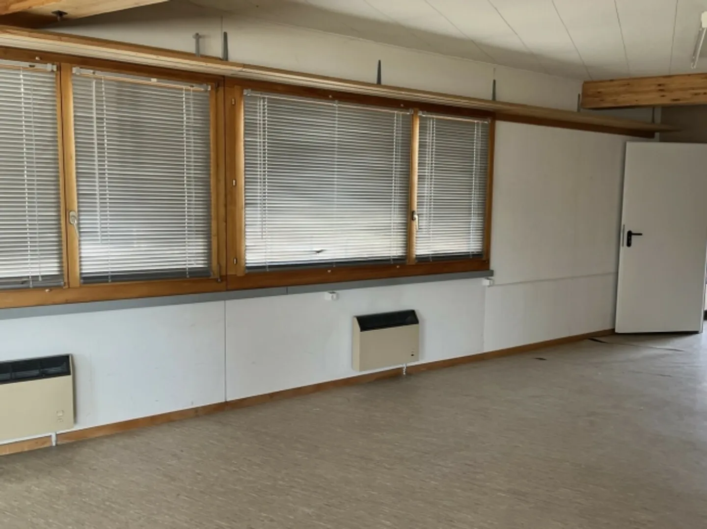 Local (1. sans loyer) - Photo 1 sur 2