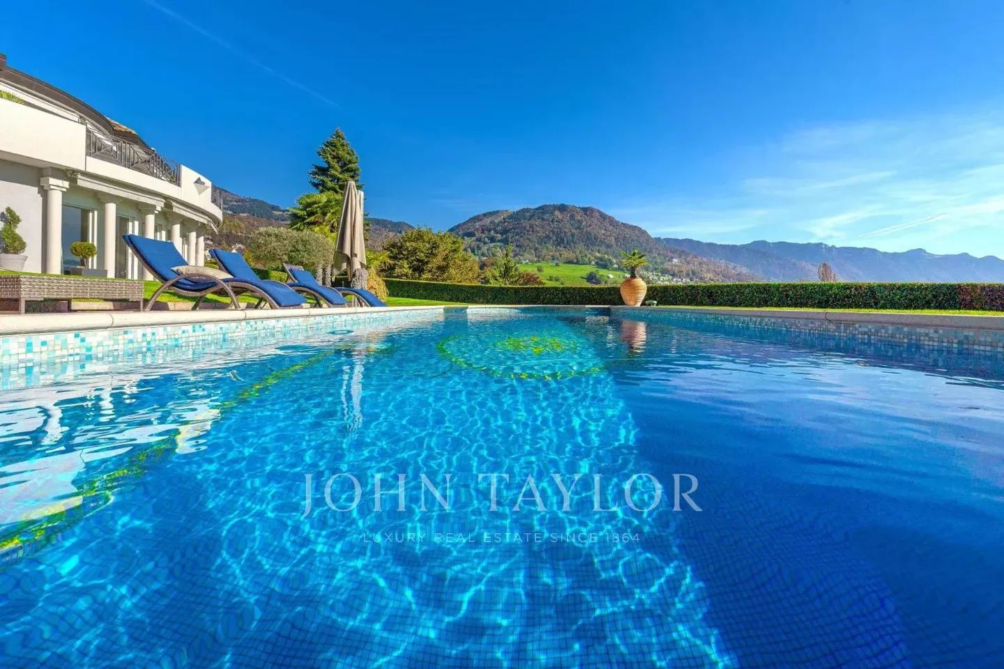 Propriété de luxe avec piscine et vue exceptionnelle sur le lac - Photo 3 sur 13