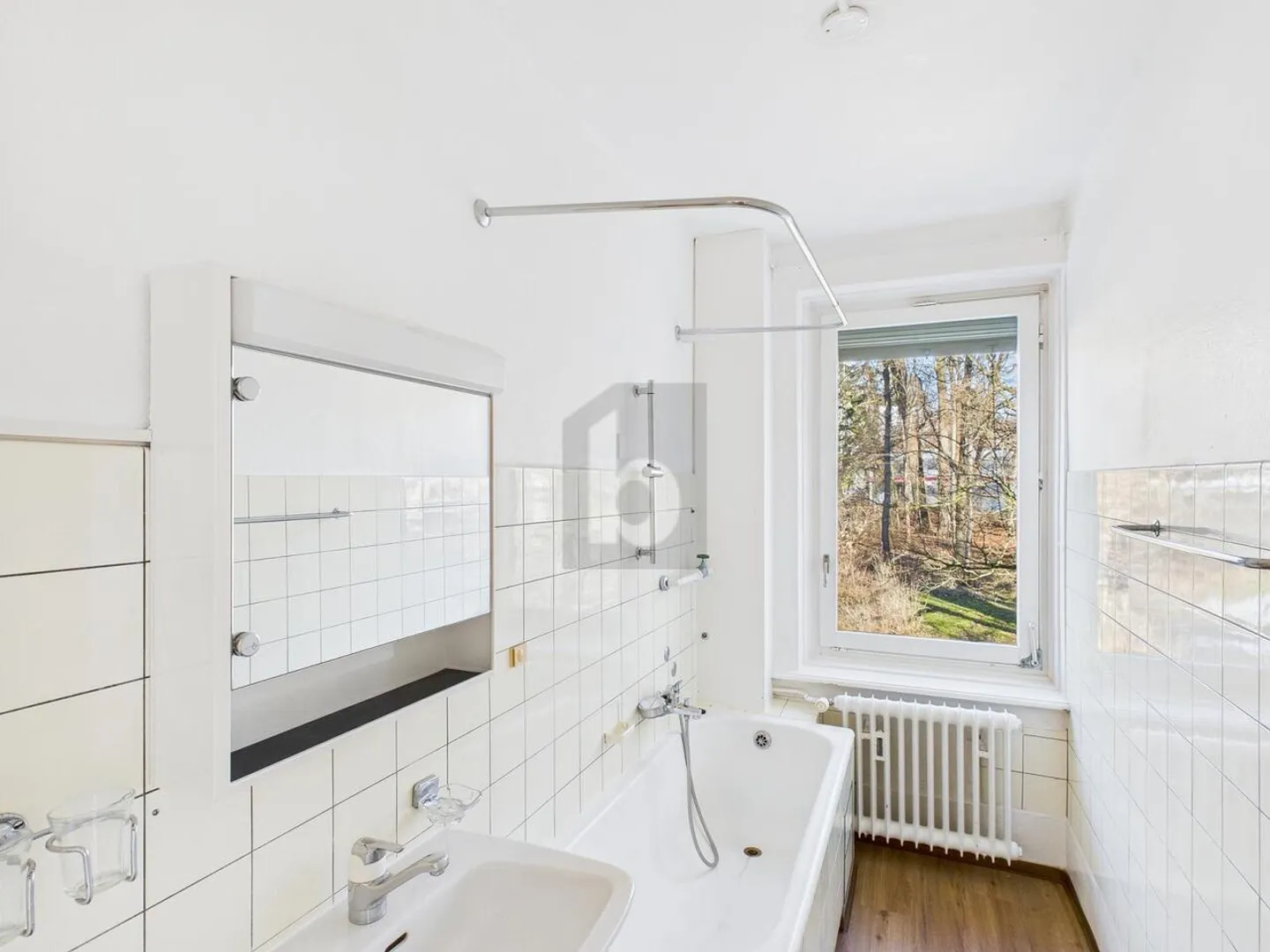 CENTRAL, QUIET, GREEN AND LIGHT-FLOODED - Photo 3 of 6