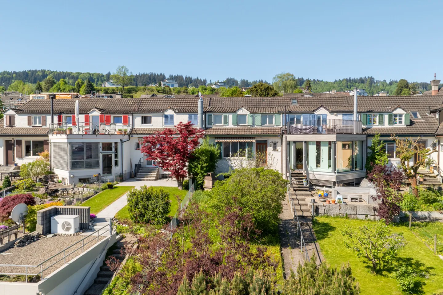 Horgen: Casa a schiera situata in una zona tranquilla con giardino e potenziale - Foto 1 di 6