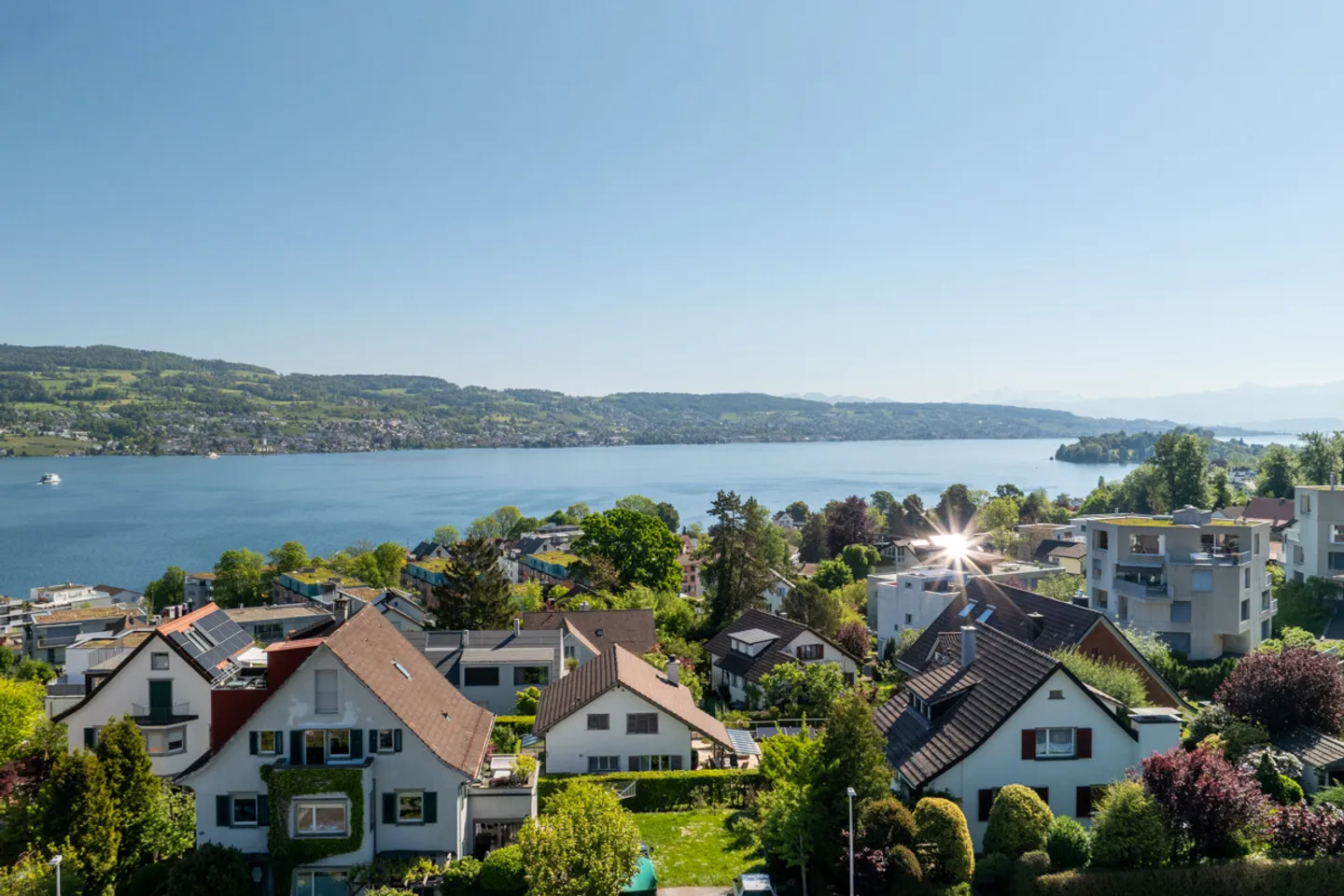 Horgen: Casa a schiera situata in una zona tranquilla con giardino e potenziale - Foto 2 di 6