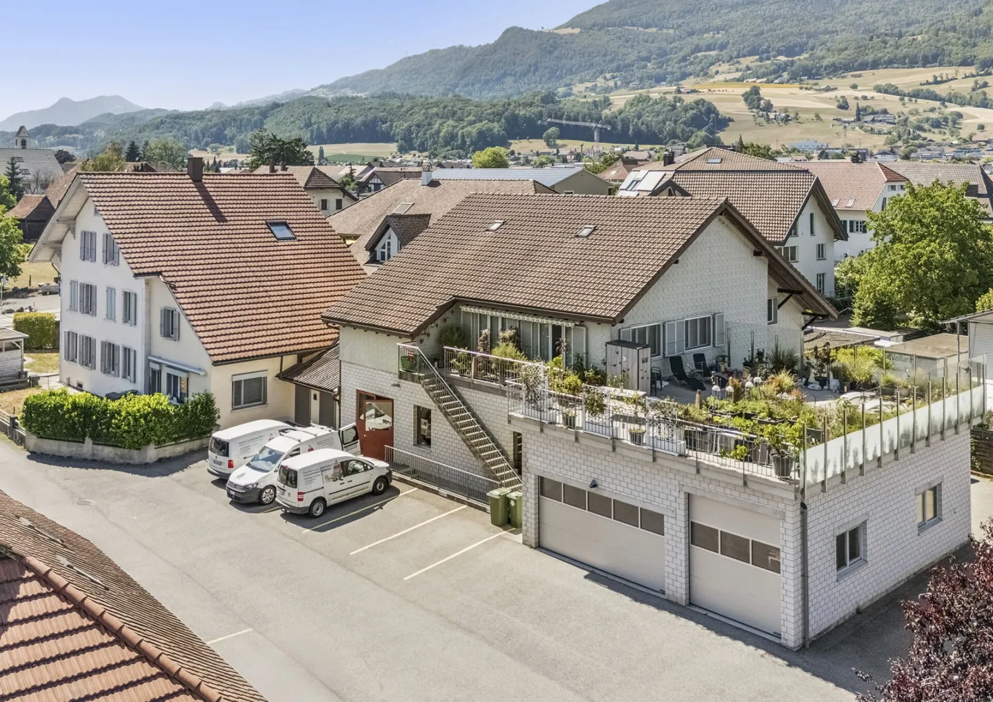 Multi-family house with commercial premises, garages - Versatile investment property with development potential. - Photo 1 of 31