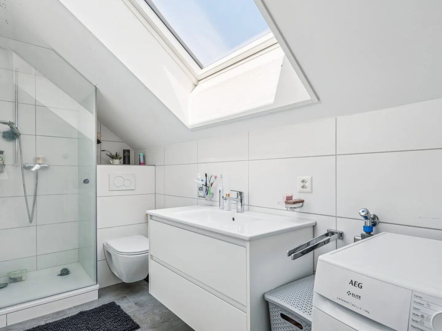 Multi-family house with commercial premises, garages - Versatile investment property with development potential. - Photo 21 of 31