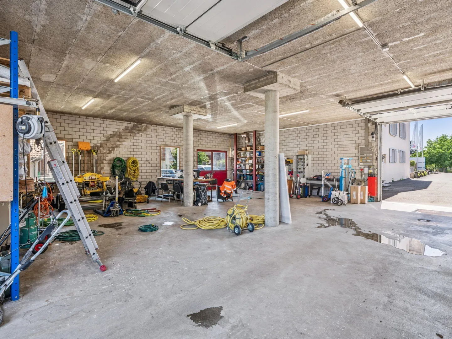 Multi-family house with commercial premises, garages - Versatile investment property with development potential. - Photo 25 of 31
