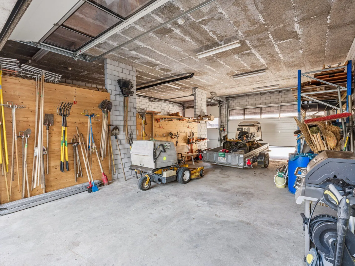 Multi-family house with commercial premises, garages - Versatile investment property with development potential. - Photo 26 of 31