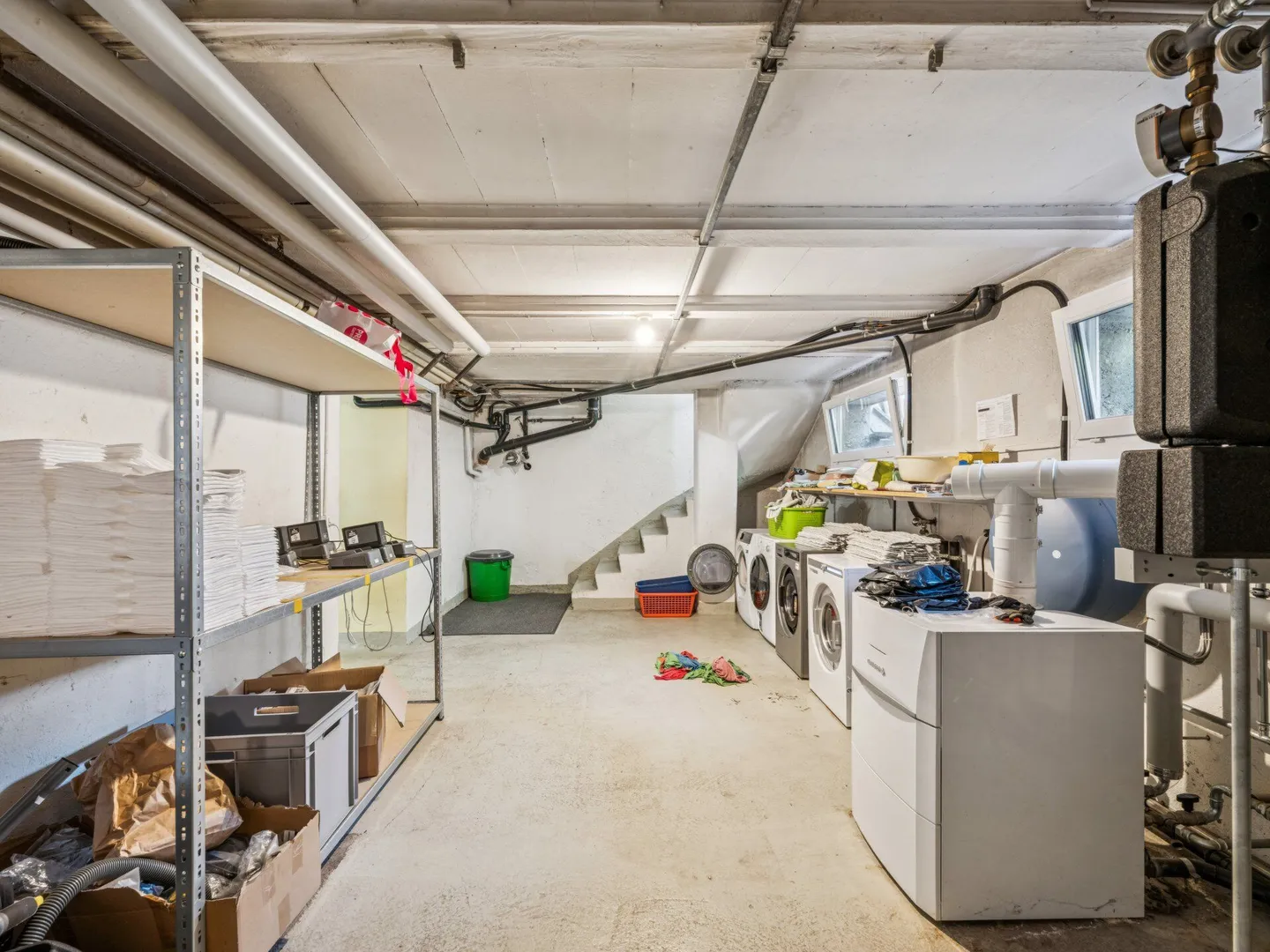 Multi-family house with commercial premises, garages - Versatile investment property with development potential. - Photo 28 of 31