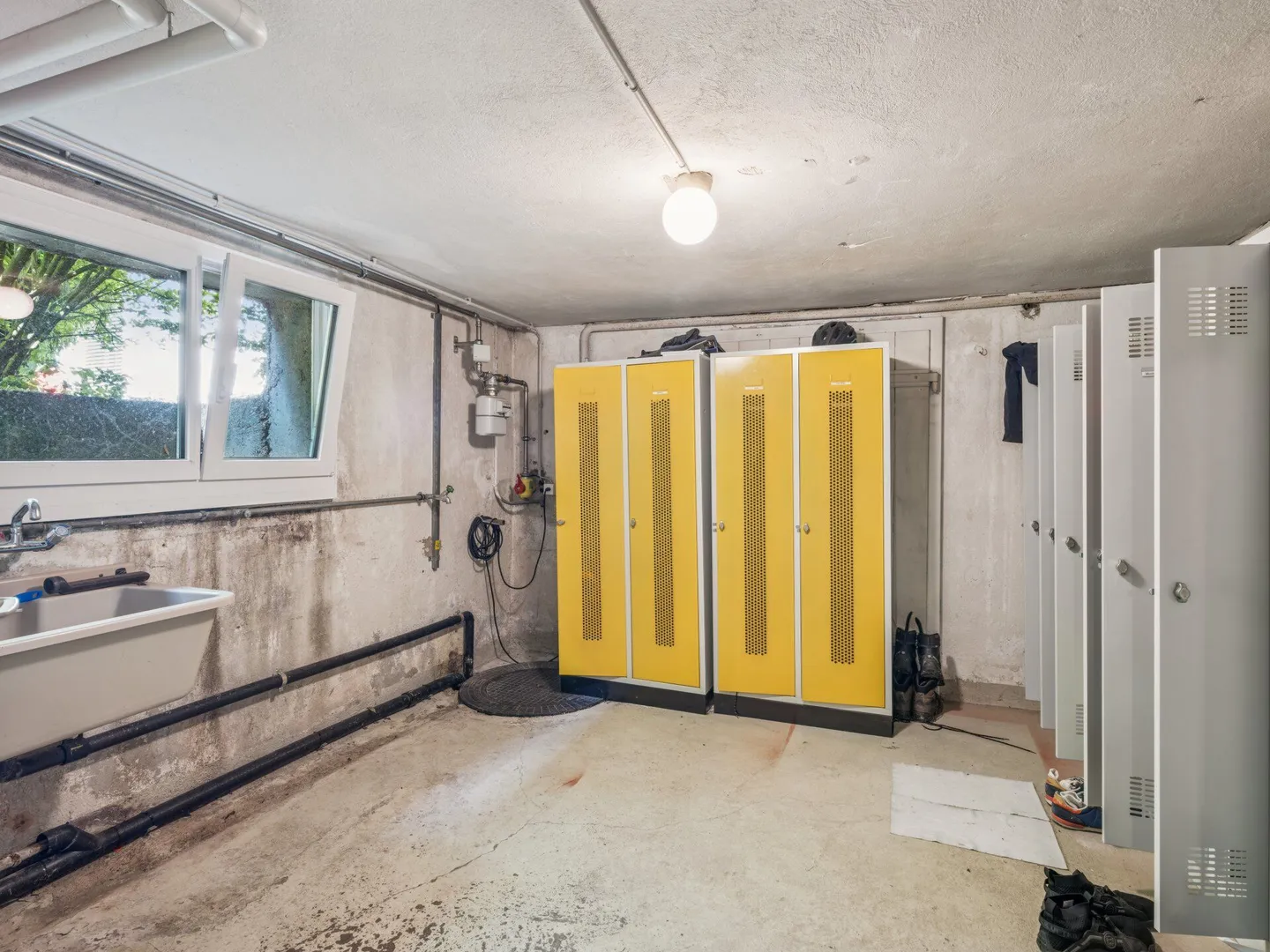 Multi-family house with commercial premises, garages - Versatile investment property with development potential. - Photo 29 of 31