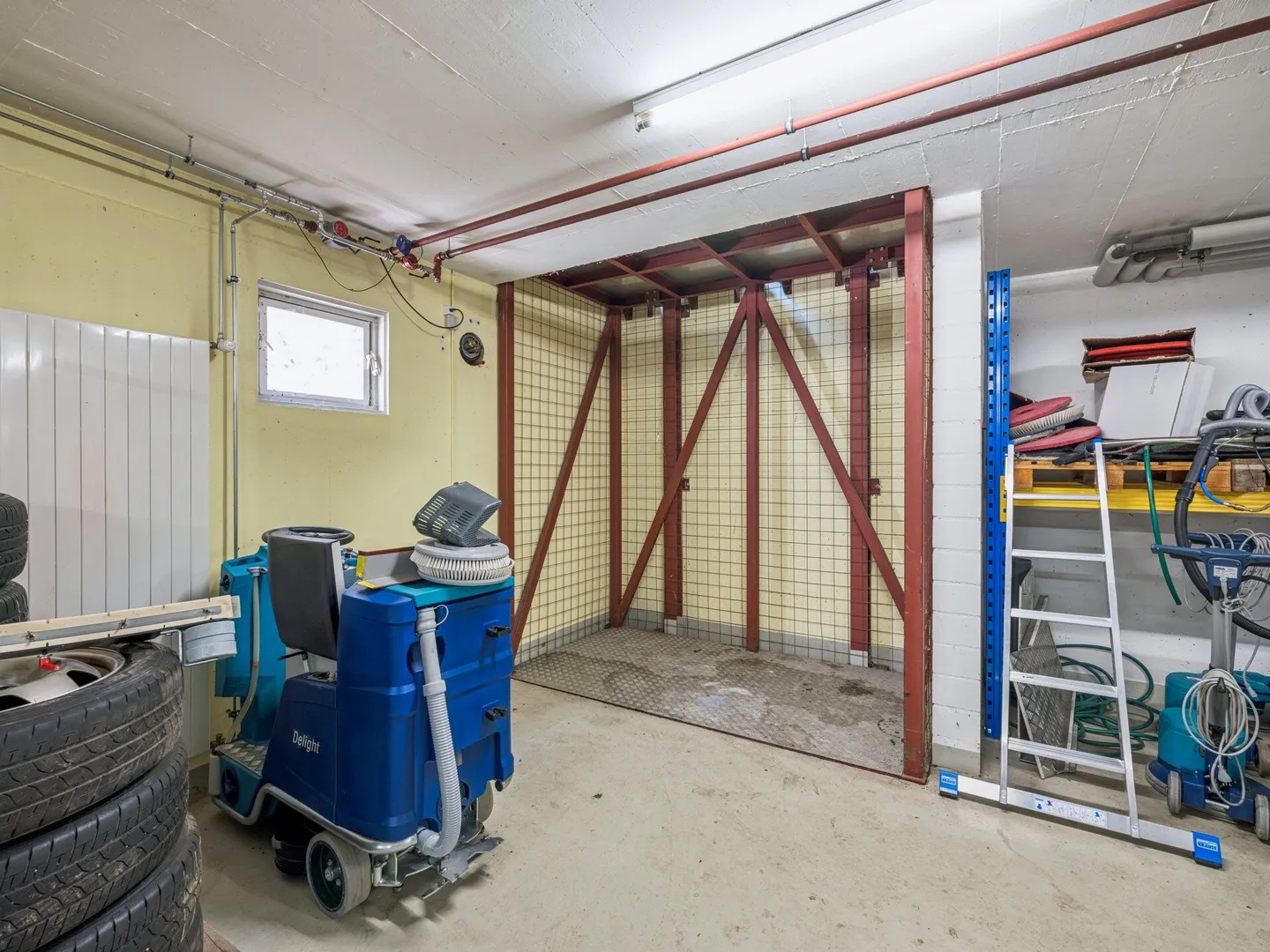 Multi-family house with commercial premises, garages - Versatile investment property with development potential. - Photo 31 of 31