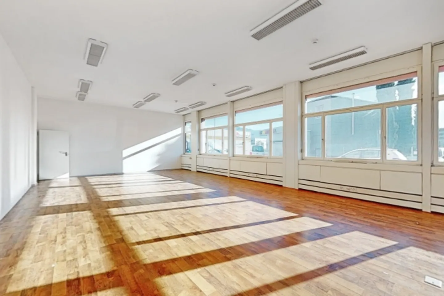Espace commercial de 125m2 au rez-de-chaussée - Accessibilité stratégique à Manno - Photo 5 sur 10
