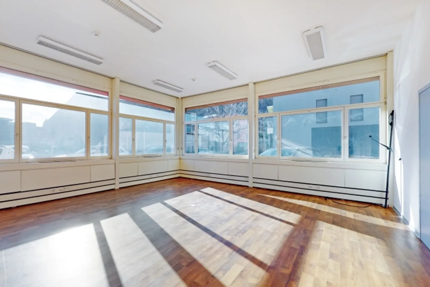 Espace commercial de 125m2 au rez-de-chaussée - Accessibilité stratégique à Manno - Photo 8 sur 10