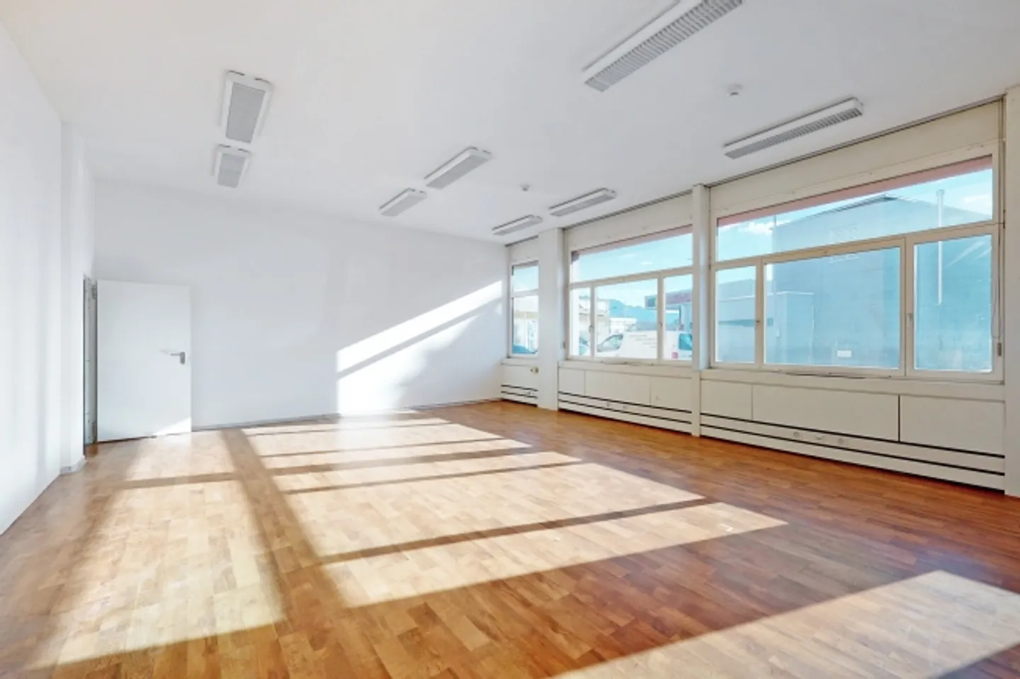 Espace commercial de 125m2 au rez-de-chaussée - Accessibilité stratégique à Manno - Photo 9 sur 10