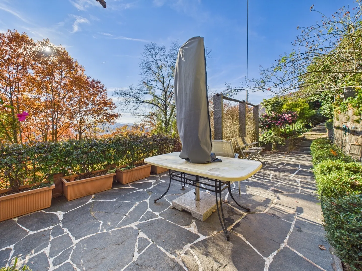 Maison individuelle fascinante avec 4,5 pièces, entourée de verdure à Aranno - Photo 4 sur 13