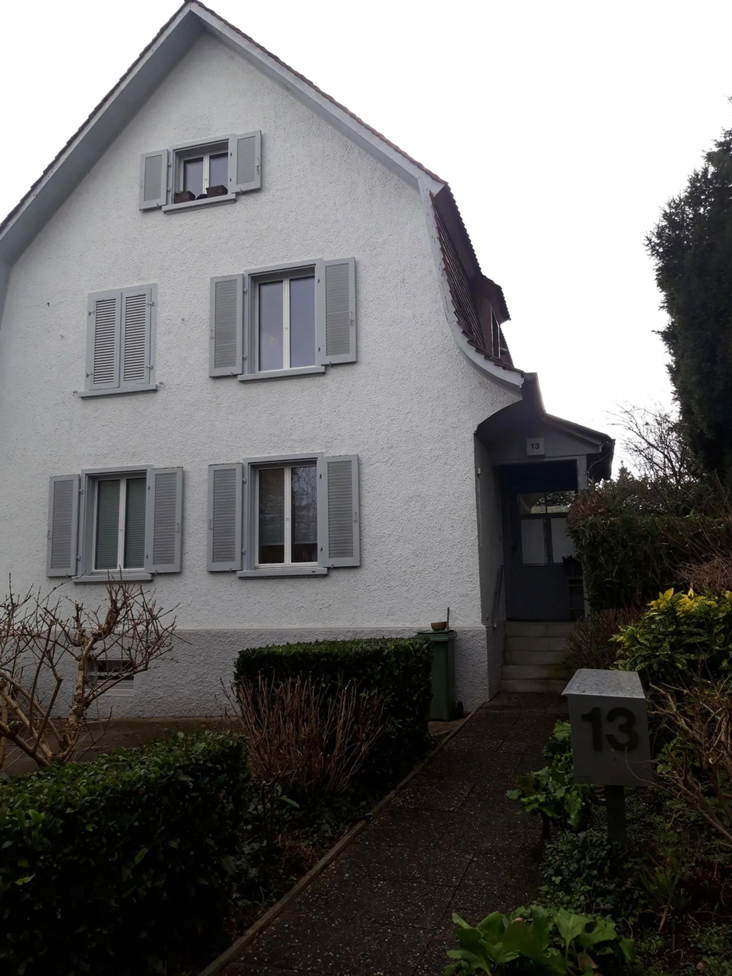 Charmante 1-Zimmer-Dachwohnung in ruhiger Lage von Binningen  - Photo 1 of 6