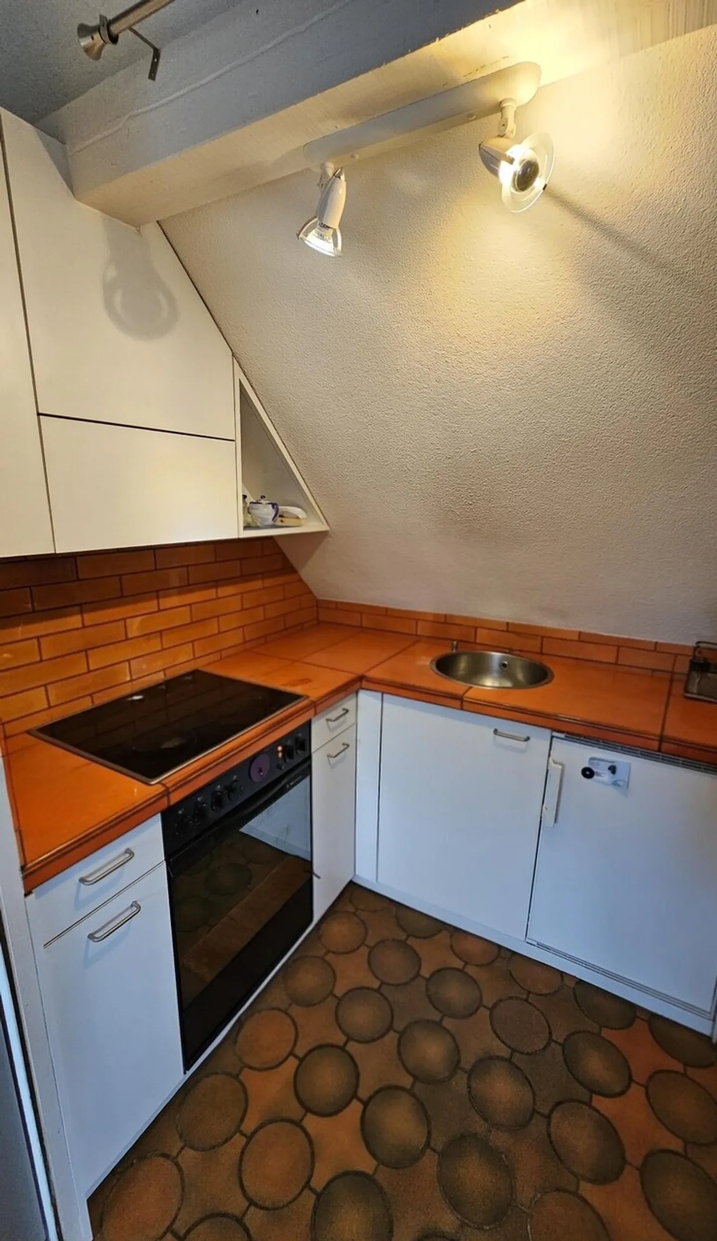 Charmante 1-Zimmer-Dachwohnung in ruhiger Lage von Binningen  - Photo 4 of 6