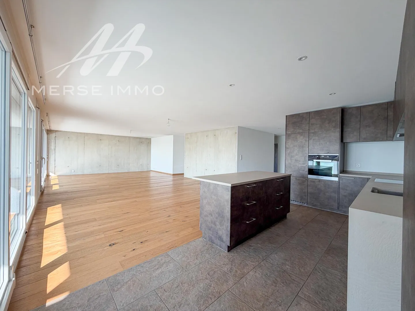 Attico luminoso con grande terrazza e vista libera - Foto 1 di 13