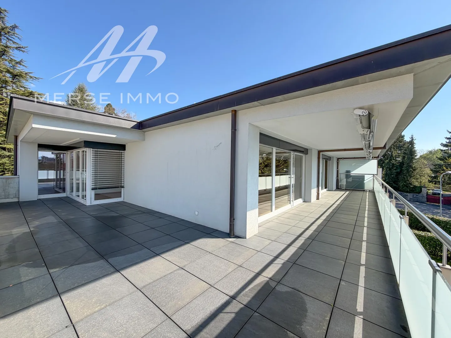 Attico luminoso con grande terrazza e vista libera - Foto 7 di 13