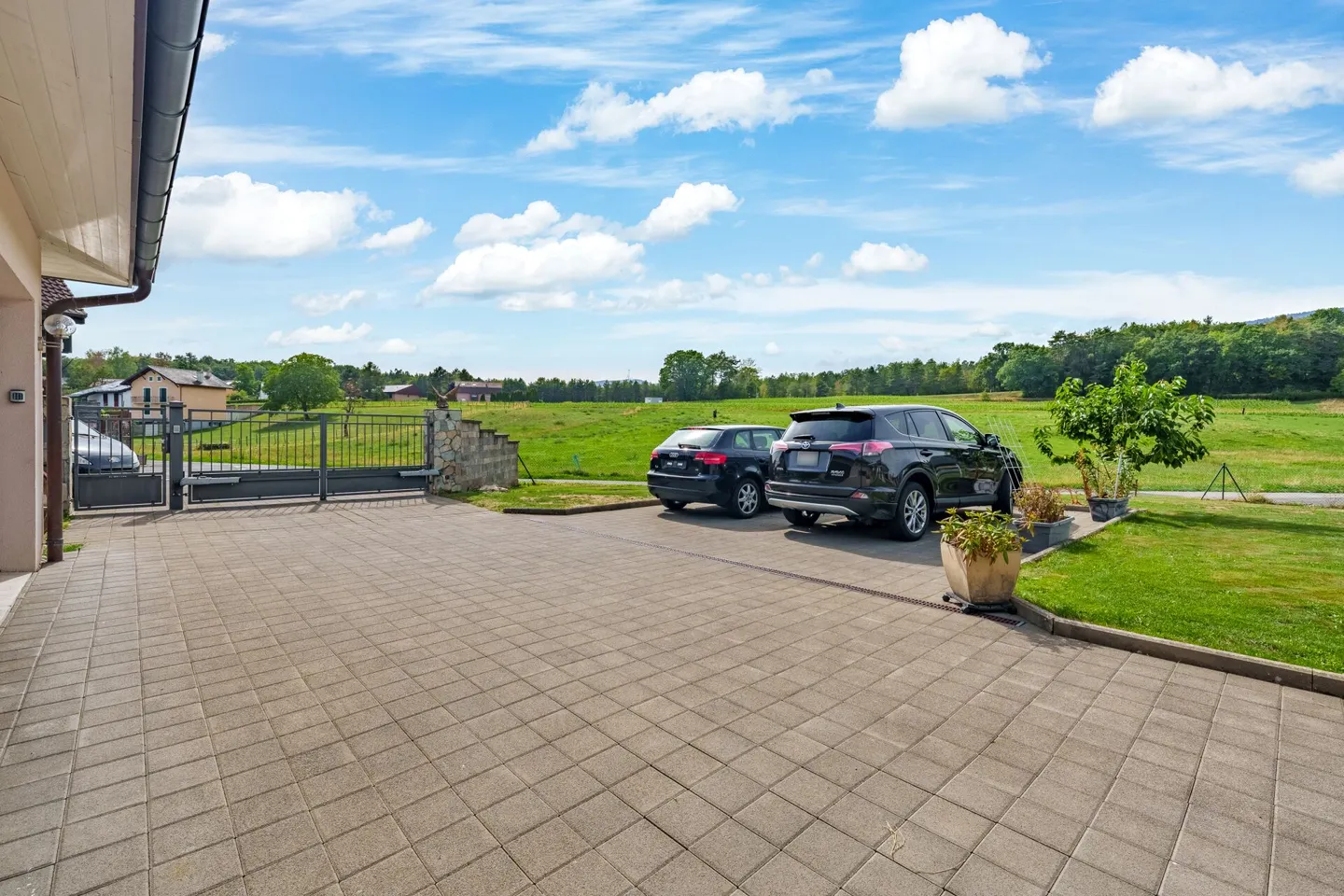 Spacious Single-Family Villa - Photo 2 of 9