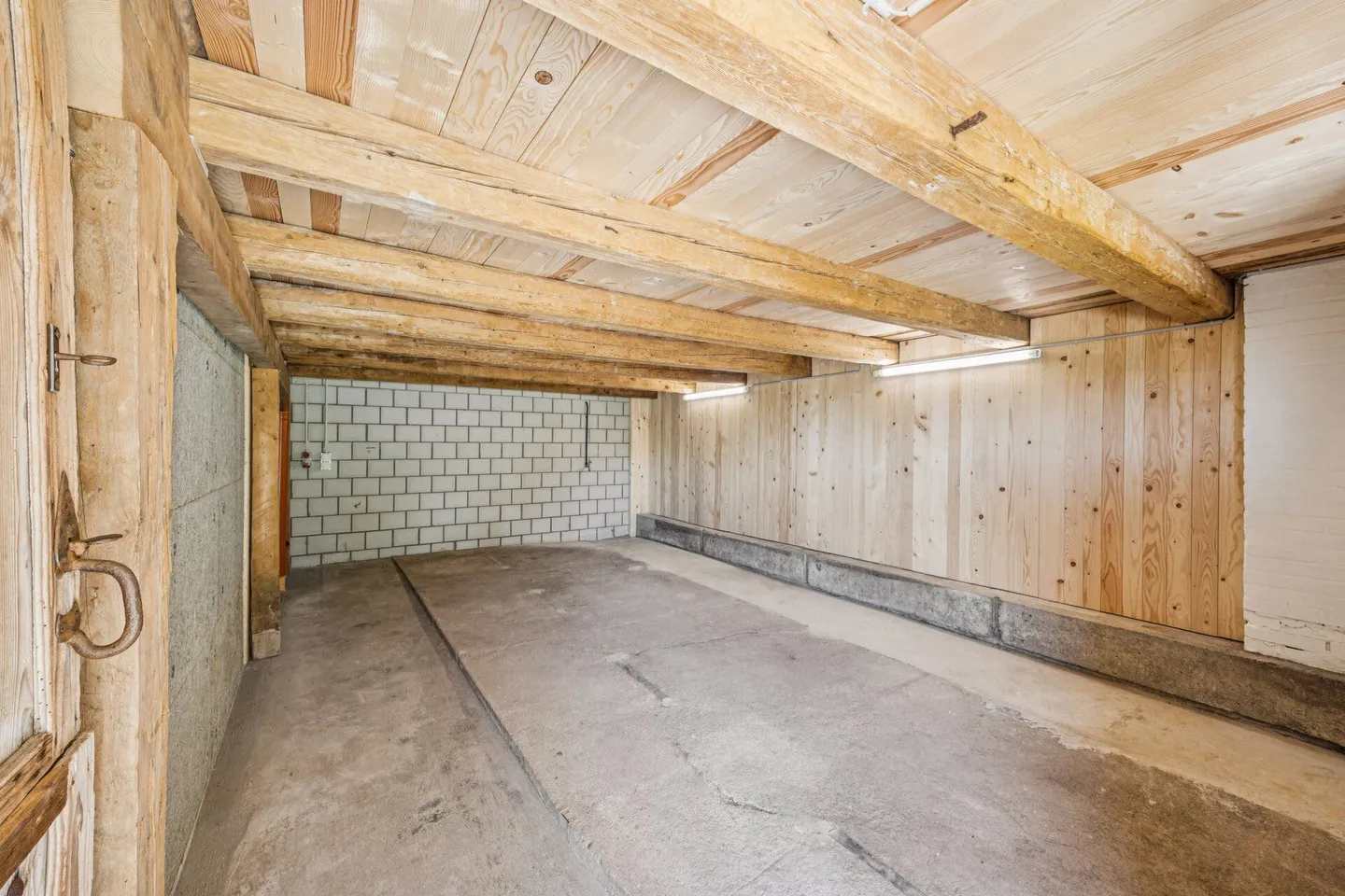 Farmhouse with panoramic views and large plot. - Photo 18 of 21