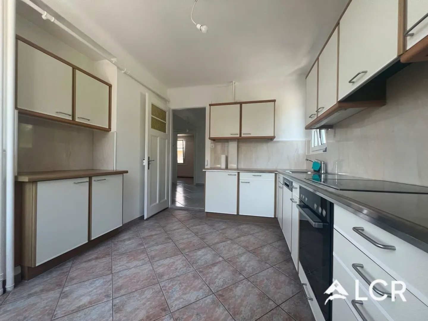 Prächtige 5.5-Zimmer-Wohnung / 3 Schlafzimmer / 1 Badezimmer / 1 Balkon mit atemberaubendem Blick auf den See / DANKE für das sorgfältige Lesen des Textes - Foto 5 di 12