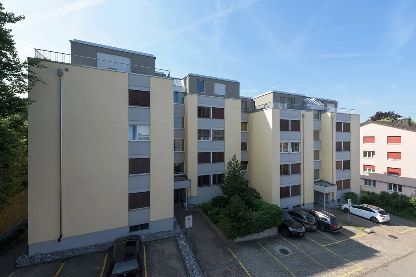 Zentraler Aussenparkplatz - Foto 1 von 1