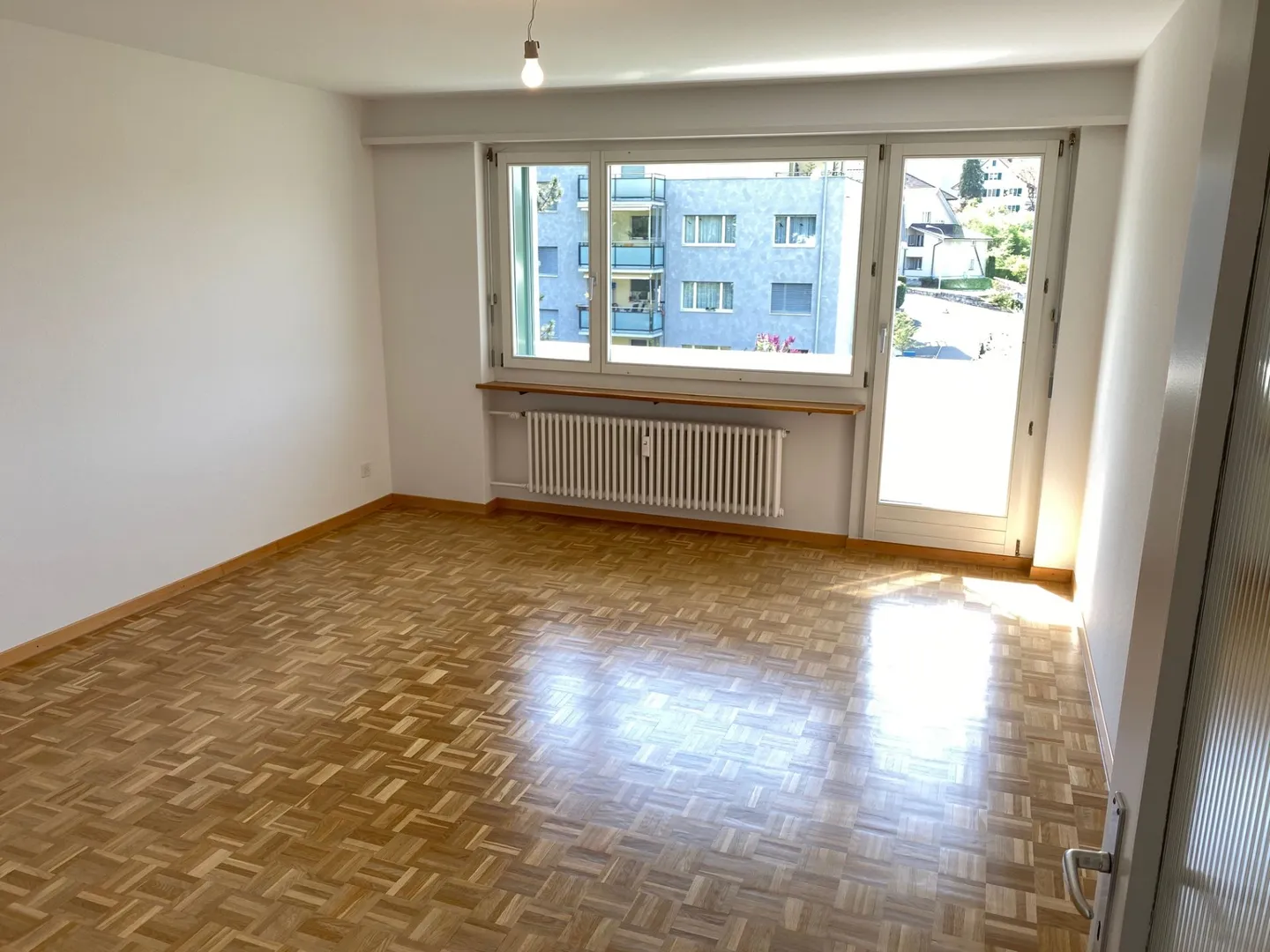 Appartement 3 pièces dans un emplacement central avec balcon - Photo 2 sur 10
