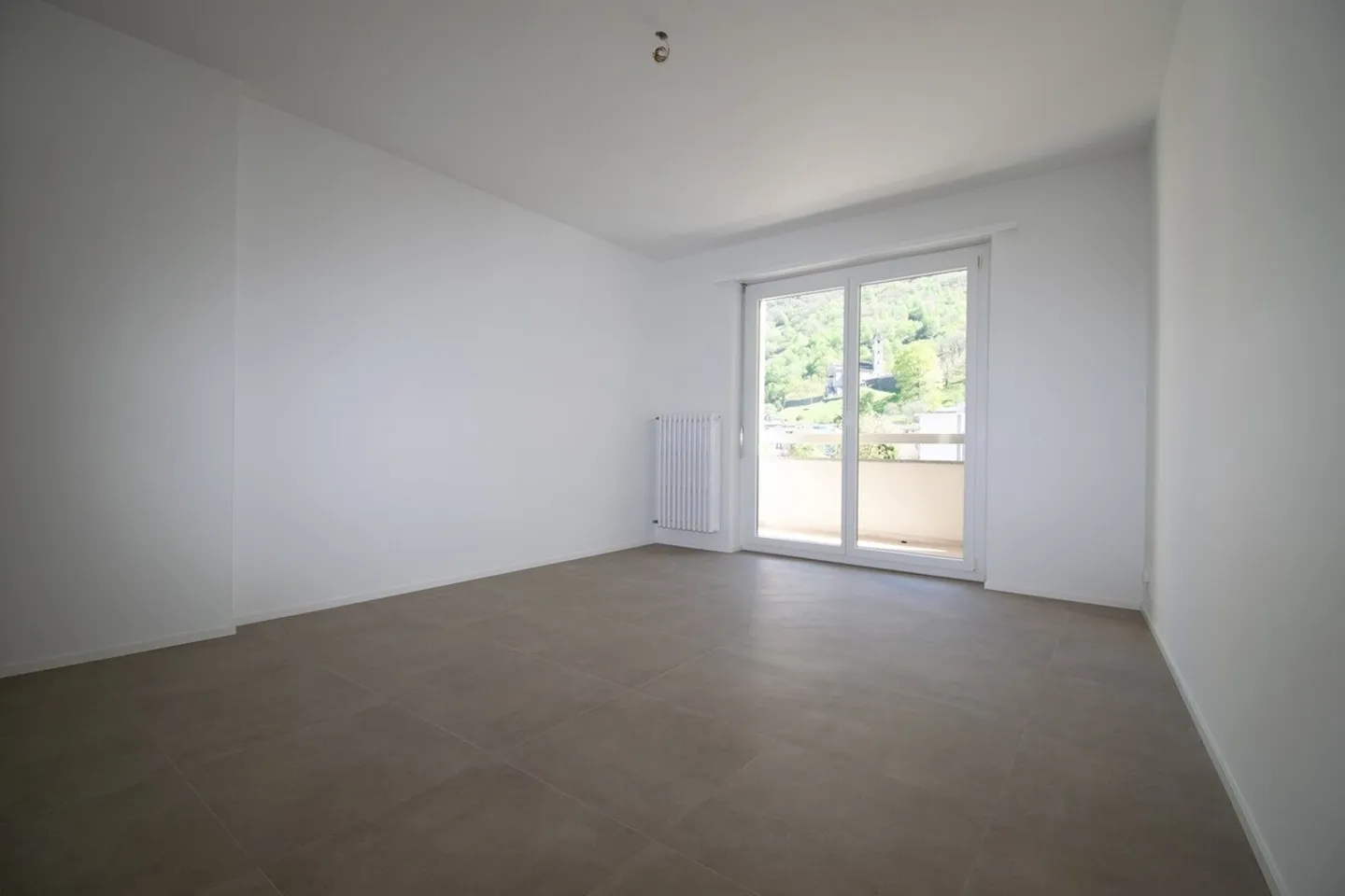 Modern Apartment with Stunning Views - Photo 4 of 9