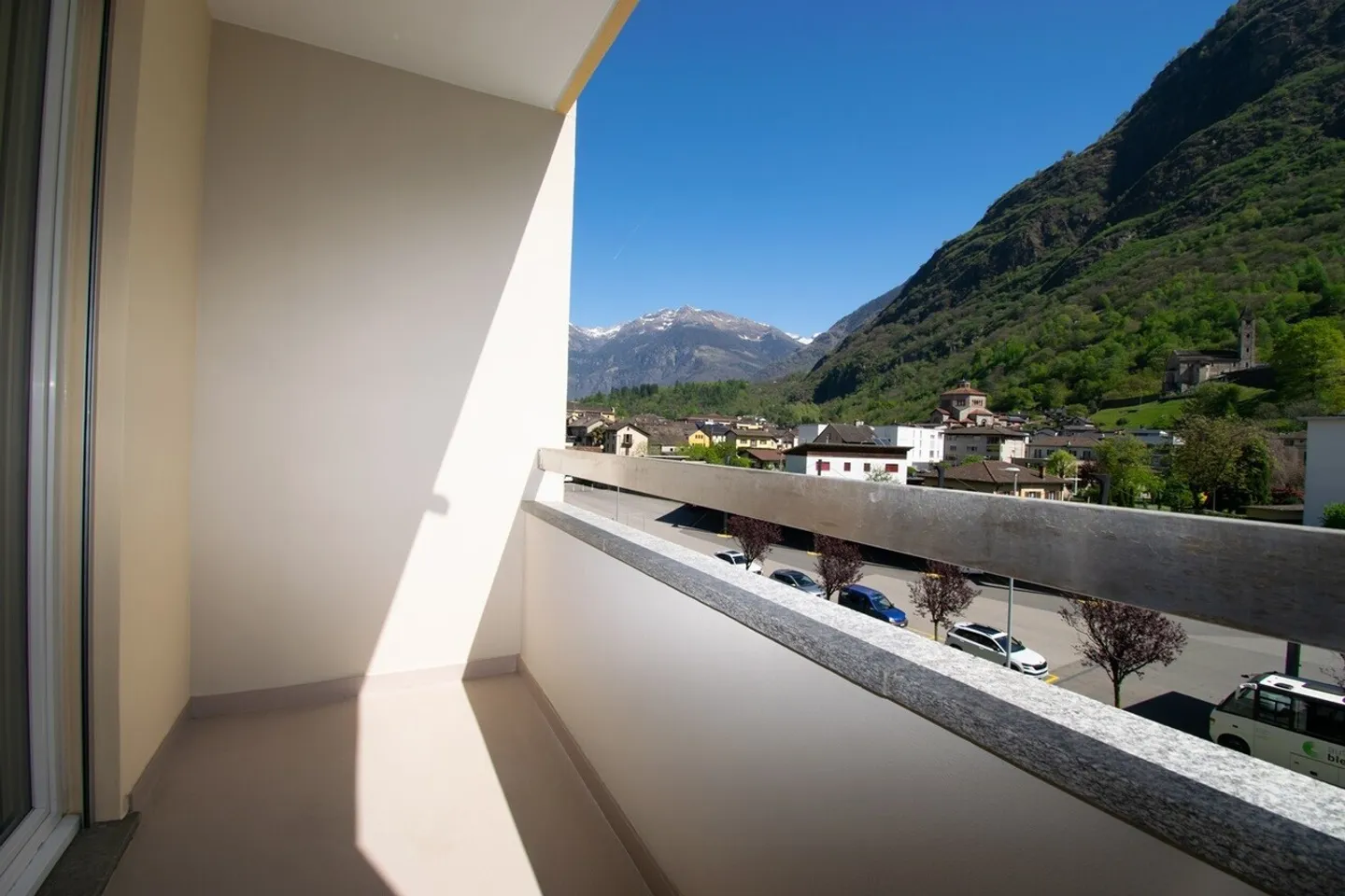 Modern Apartment with Stunning Views - Photo 5 of 9