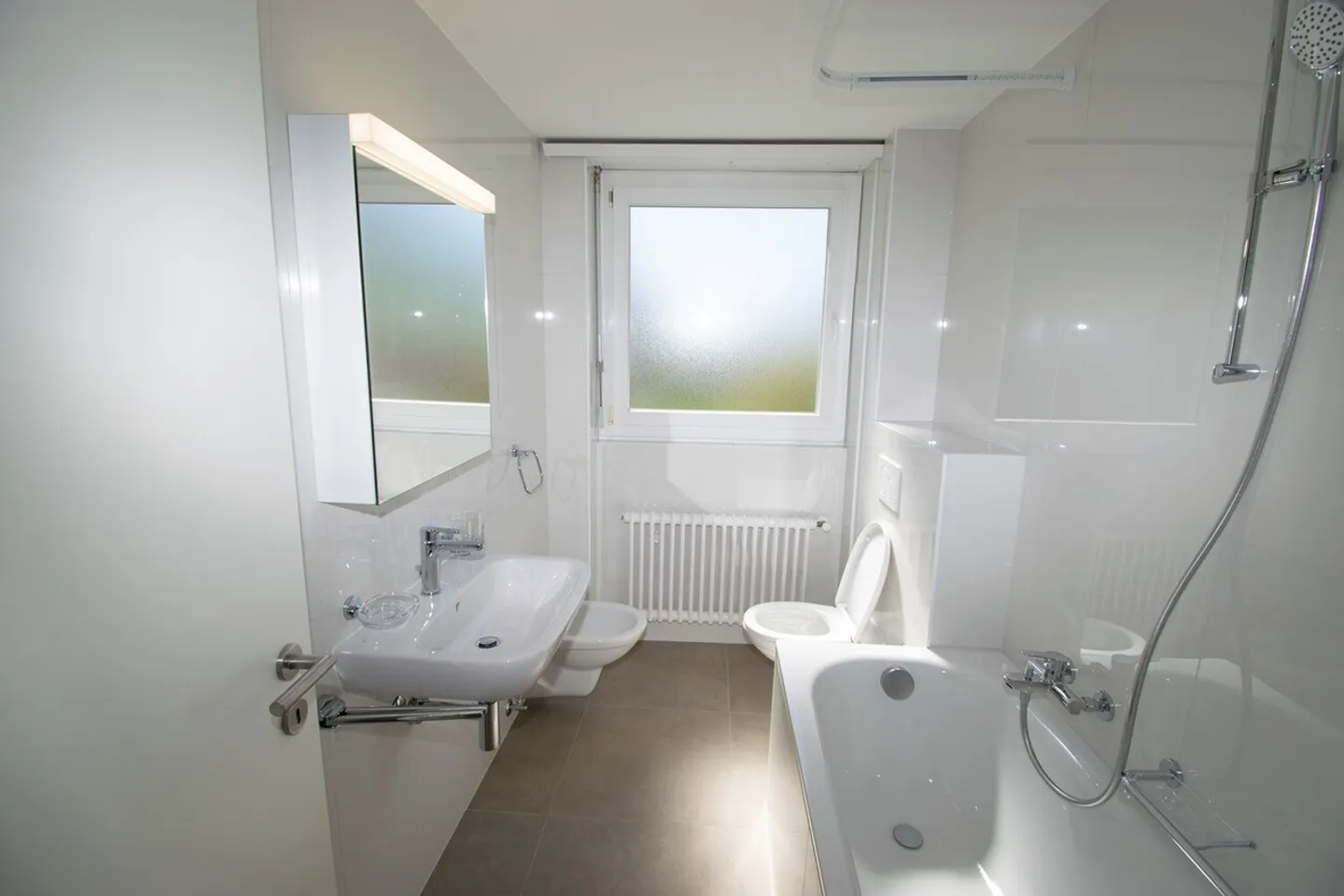 Modern Apartment with Stunning Views - Photo 7 of 9