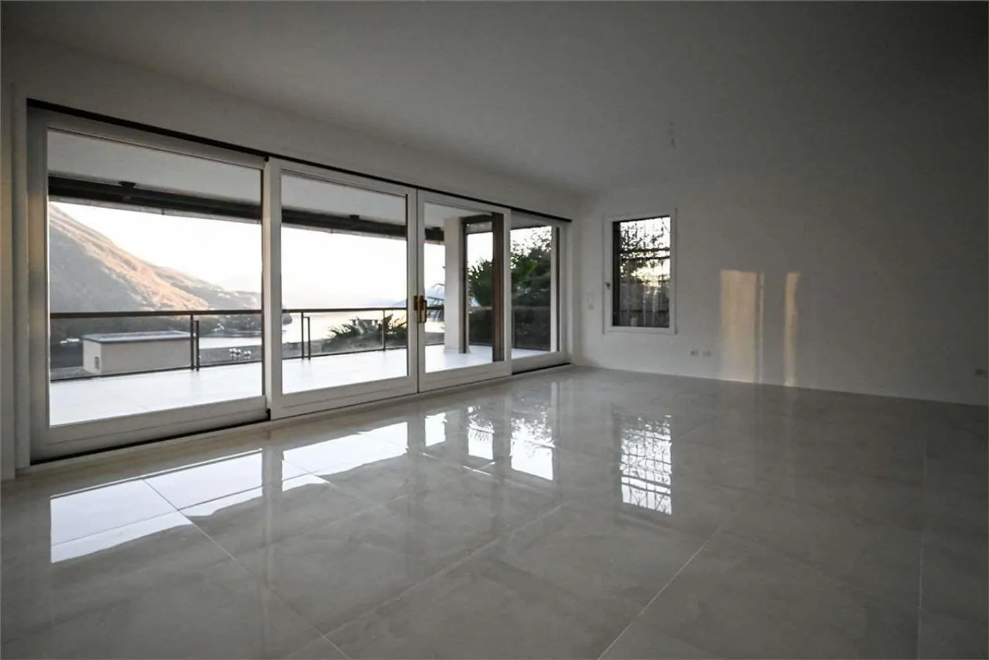 3.5 Room Apartment with Lake View and Private Garden - Photo 4 of 13