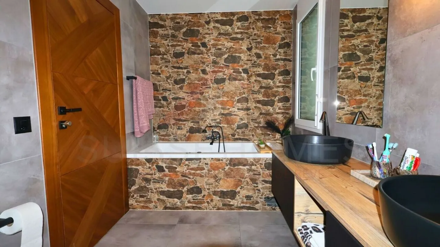 Exklusive 4½-Zimmer-Villa mit Pool und Panoramaterrasse - Foto 16 von 27