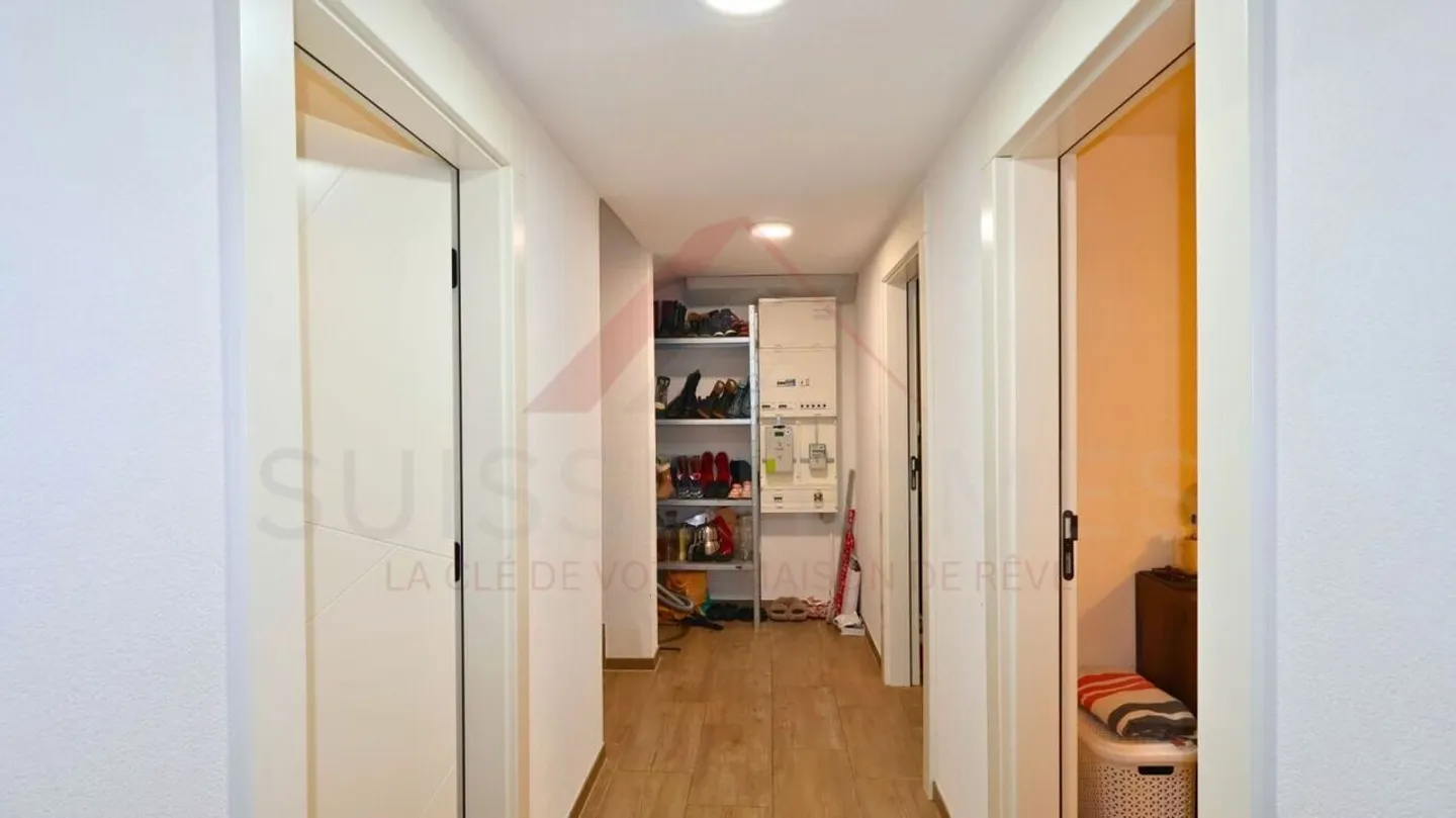 Exklusive 4½-Zimmer-Villa mit Pool und Panoramaterrasse - Foto 18 von 27
