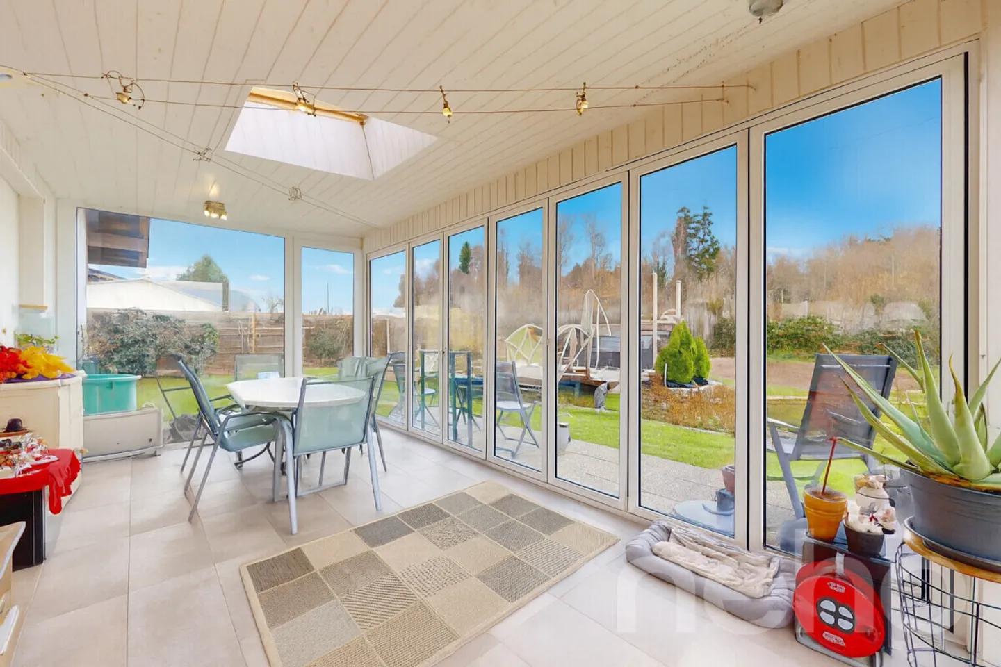 Charming single-family house with large garden, winter garden and pond - Photo 4 of 12