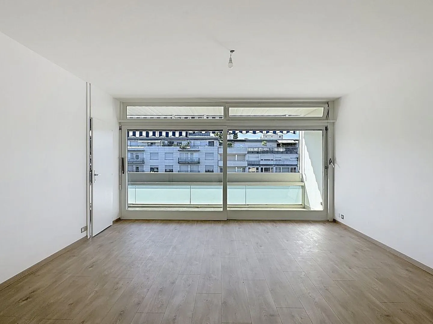 Renovated studio on the 7th floor - Photo 1 of 6
