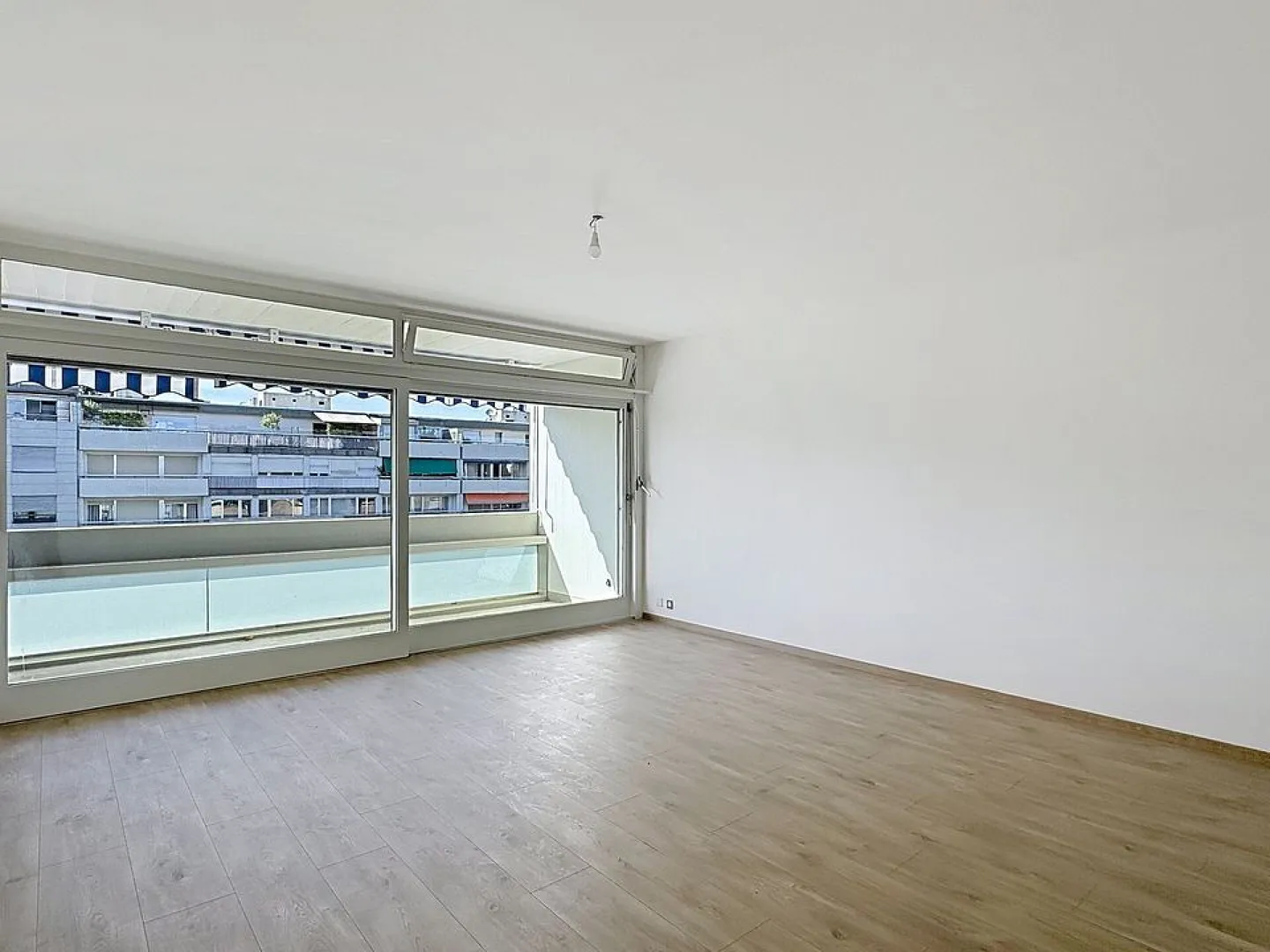 Renovated studio on the 7th floor - Photo 2 of 6