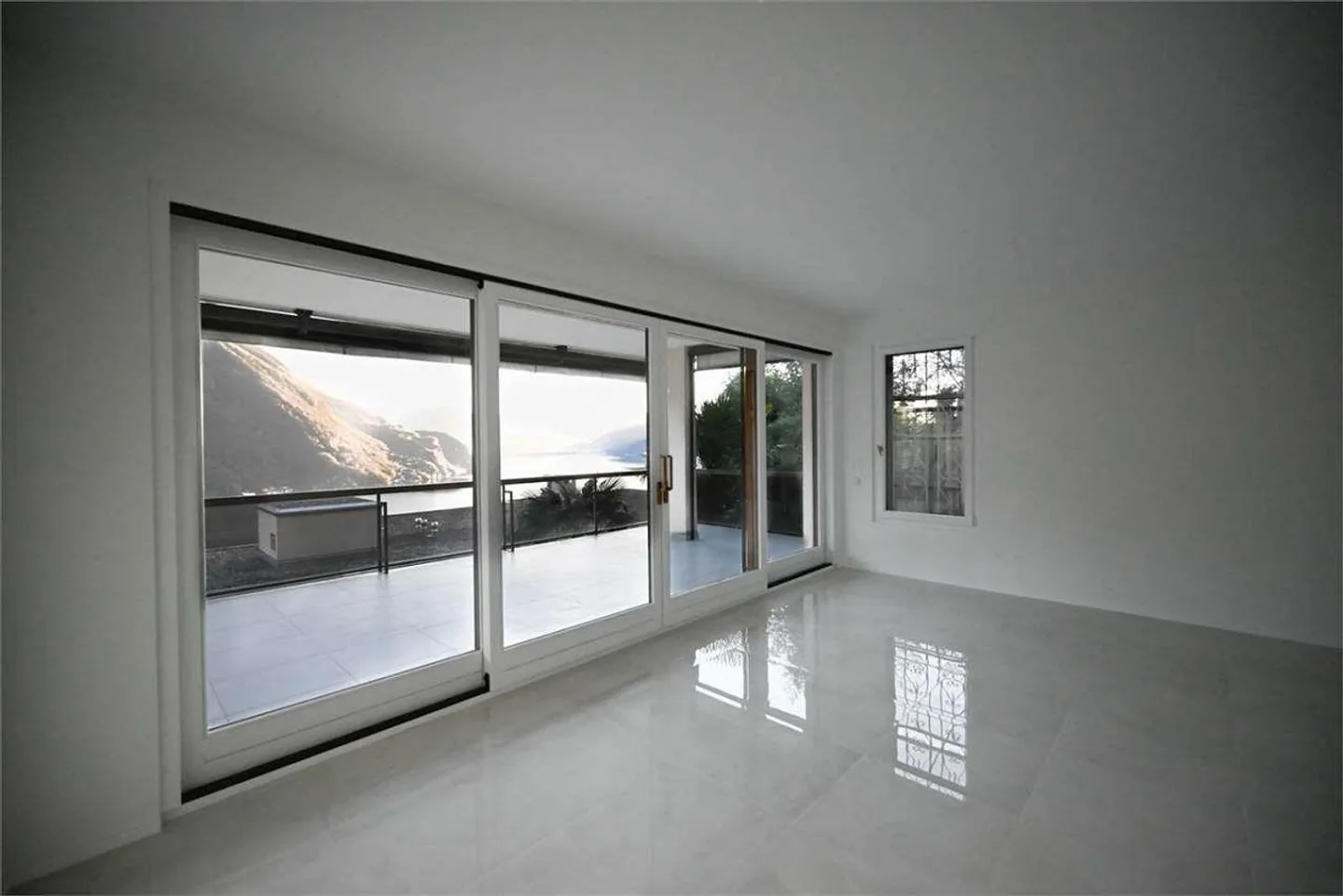 3.5 Room Apartment with Lake View and Private Garden - Photo 8 of 13