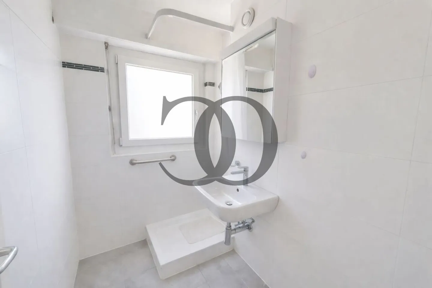 Appartement Rénové avec Vue sur le Lac - Photo 4 sur 7